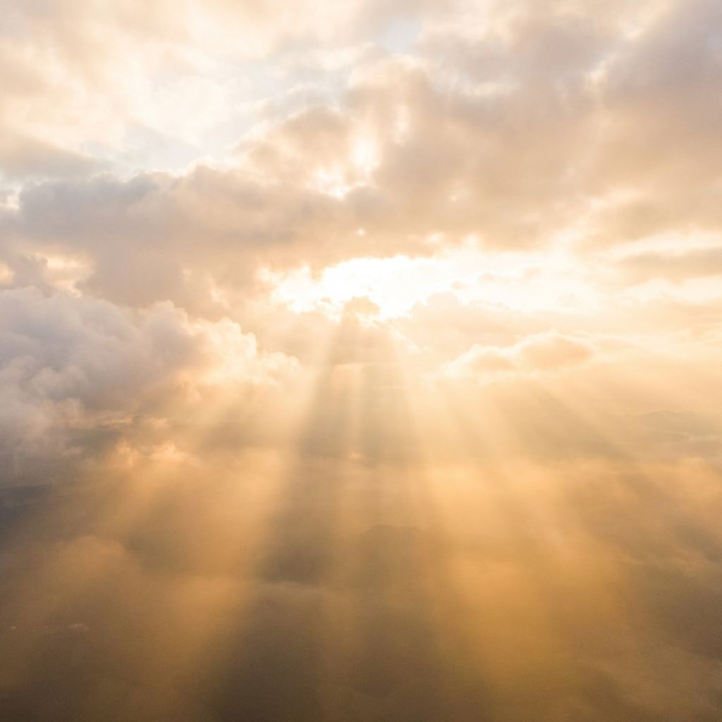 Himmlisches Licht fällt in einen Kirchenraum